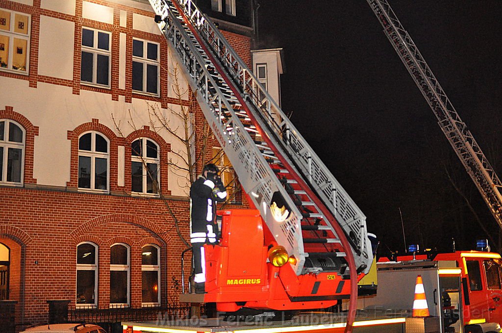 Feuer 3 Dachstuhlbrand Koeln Muelheim Gluecksburgstr P095.JPG